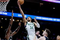 Янис Адетокумбо аут за две седмици