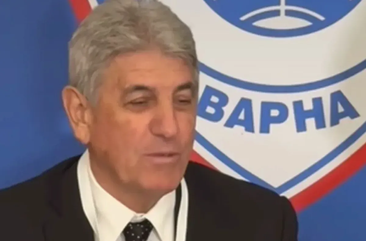 Гьоко вдигна жълт картон на чужденци