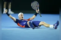 Лейтън Хюит се завърна на корта в тандем с 16-годишния си син