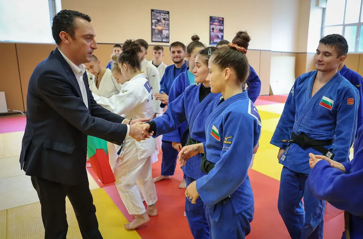 Иван Пешев изпраща каратеките ни на Световно