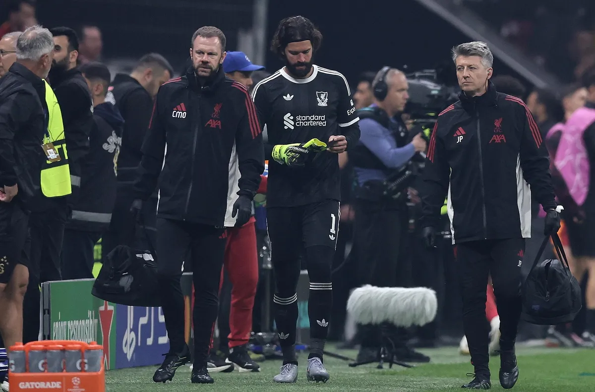 Алисон отново тренира с Ливърпул