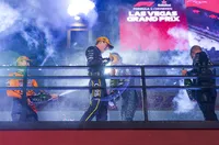 Верстапен да почерпи! Дисквалифицираха пилотите на Макларън