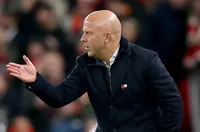 Слот призна за разговори с шефовете