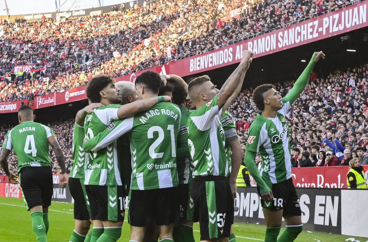 Прекъснаха дербито на Севиля заради фенове