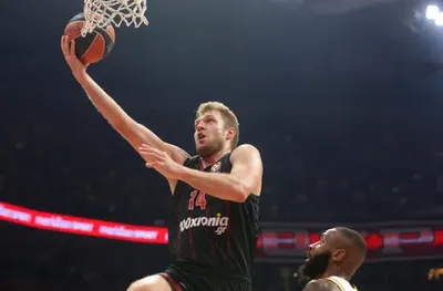 Везенков и Олимпиакос с девета поредна победа (ВИДЕО)