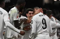 Хвърчали са бутилки в съблекалнята на Реал Мадрид след домакинската загуба от Селта Виго