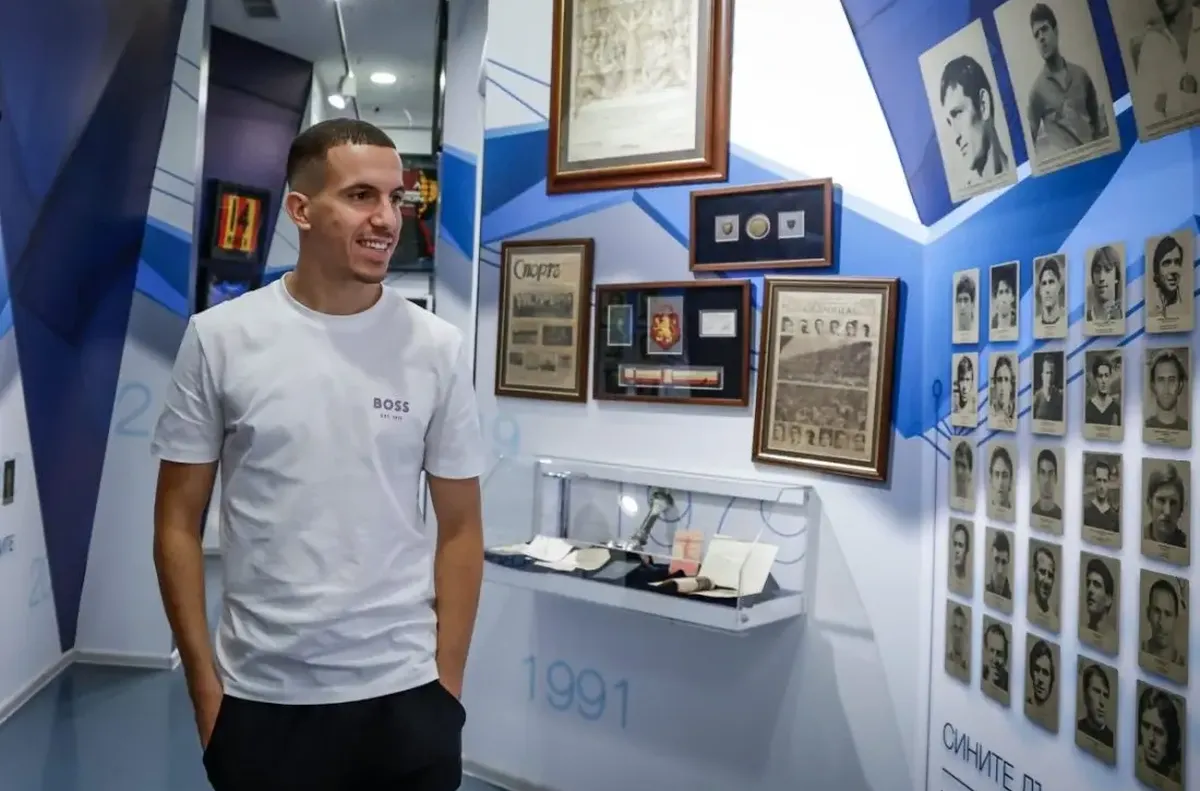 Халфът на Левски Акрам Бурас може и да не попадне