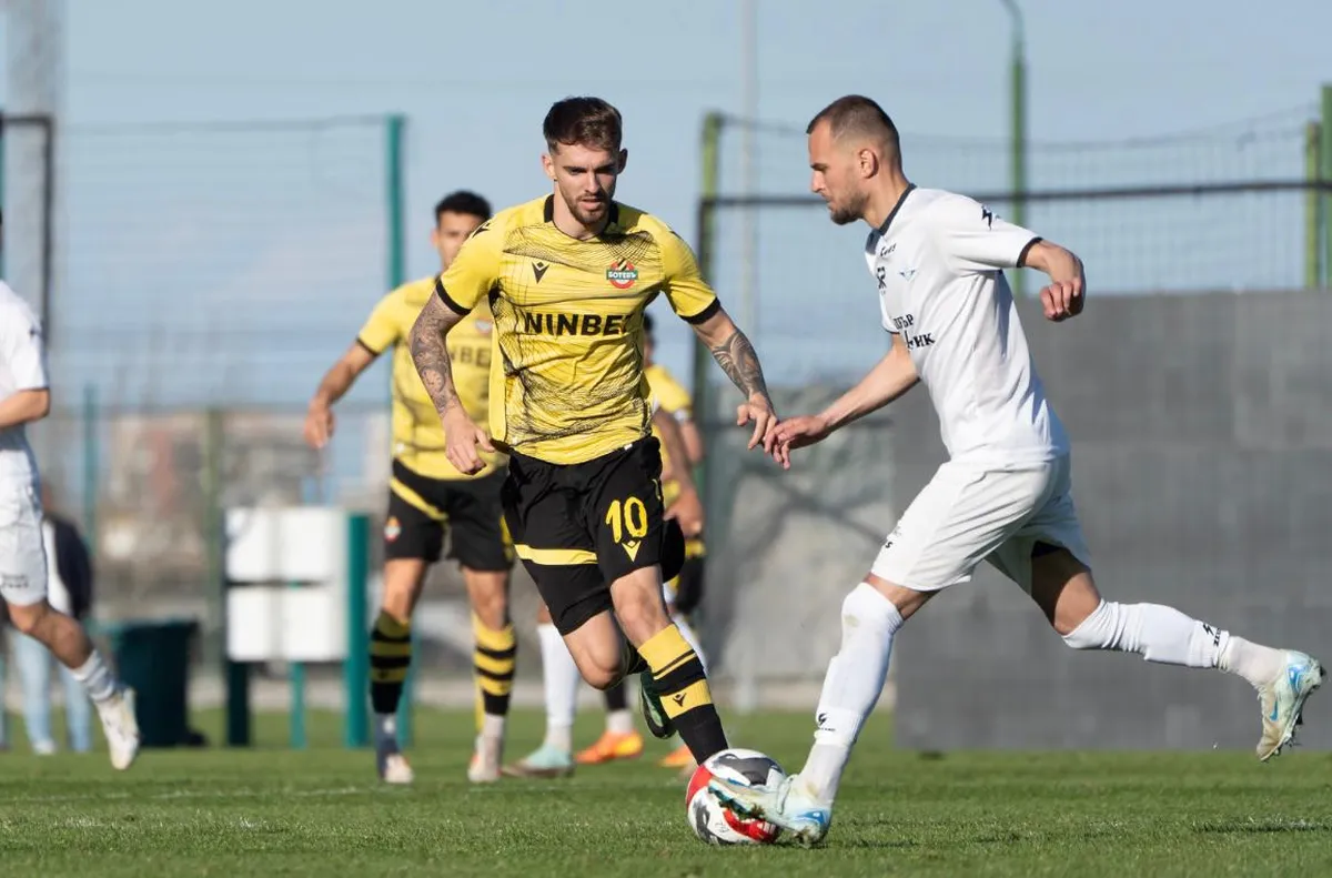 Дефанзивният халф приключи с тима днес Няколко клуба от Втора