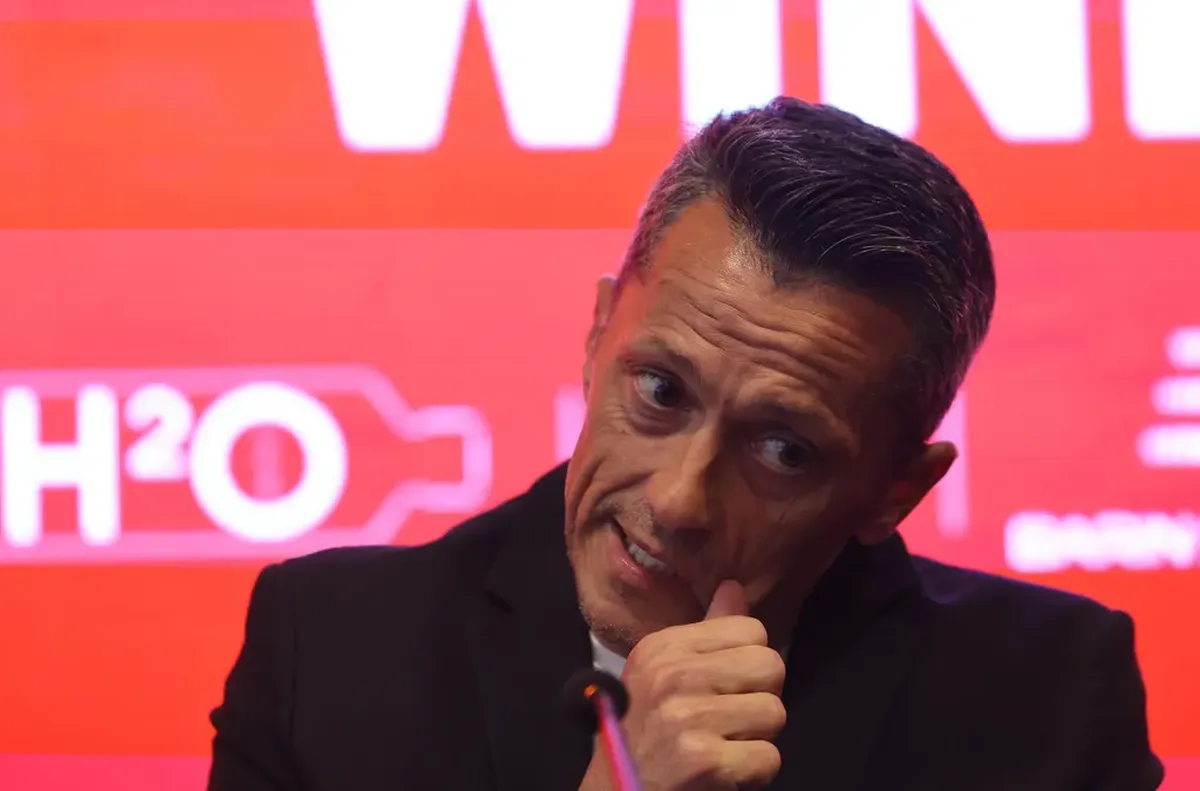 Треньорът запазва и ромба в средата на терена Треньорът на