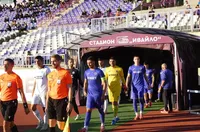 Етър се разделя с петима