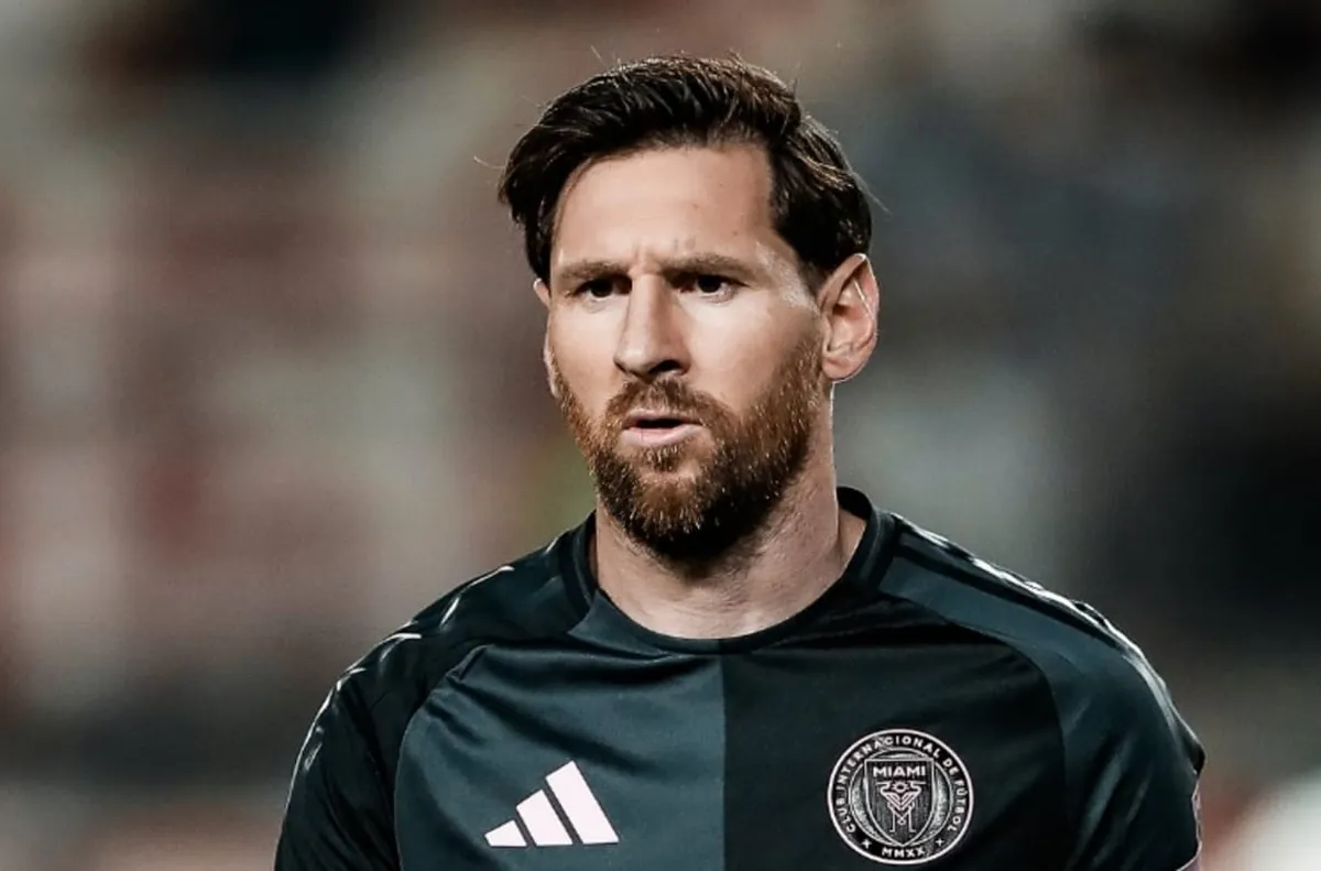 Откриват 20-метрова статия в чест на Меси в Колката