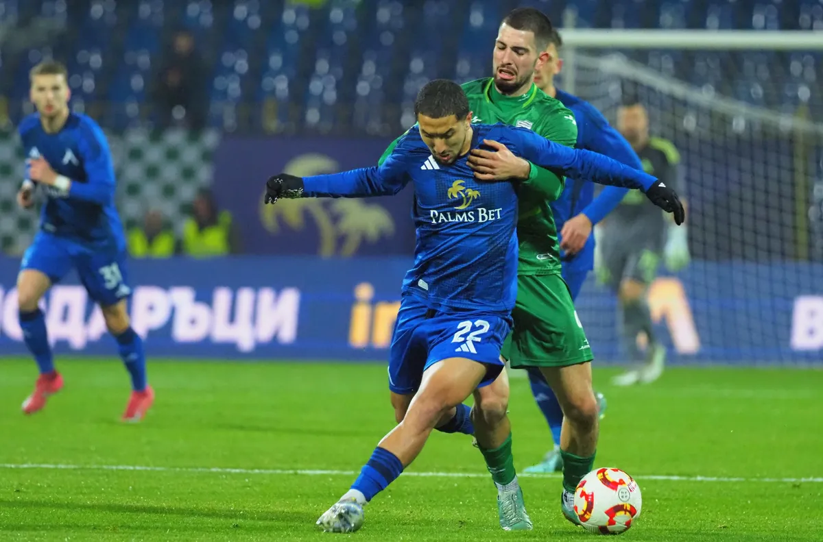 Полузащитникът на Левски Мазир Сула беше заменен принудително още в