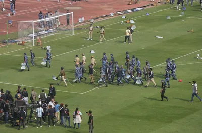 Хаос и разочарование в Индия заради Меси, фенове чупят седалки (ВИДЕО)