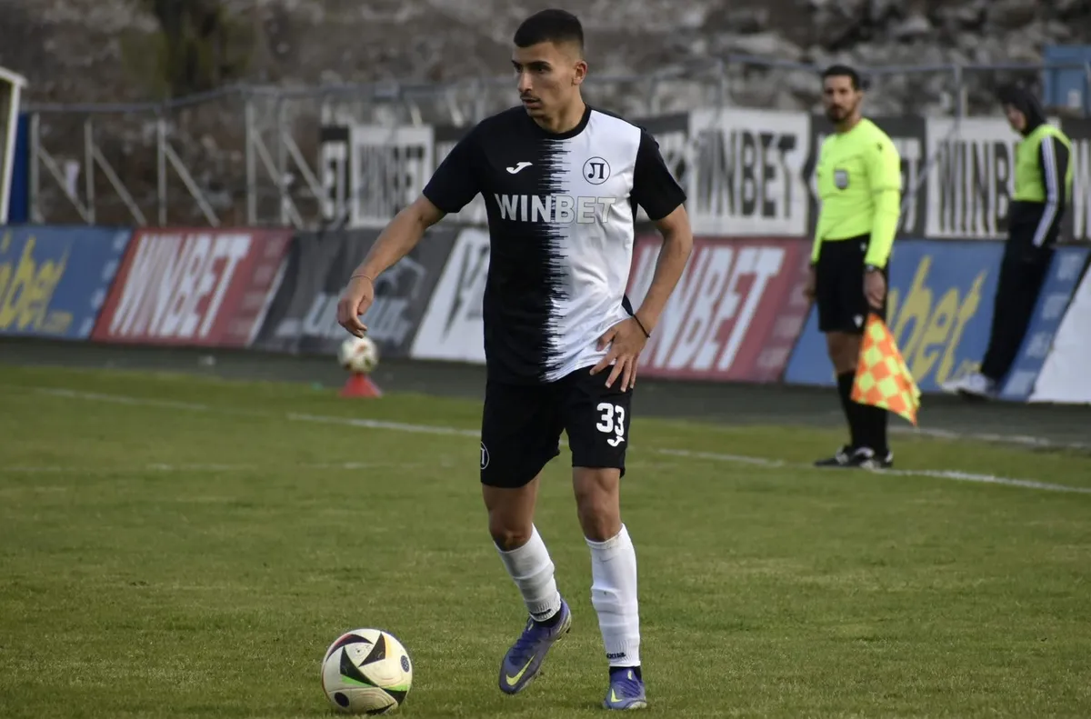 Към него има голям интерес от няколко клуба от Втора