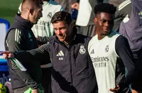 Феновете на Реал (Мадрид) подкрепиха треньора Алонсо