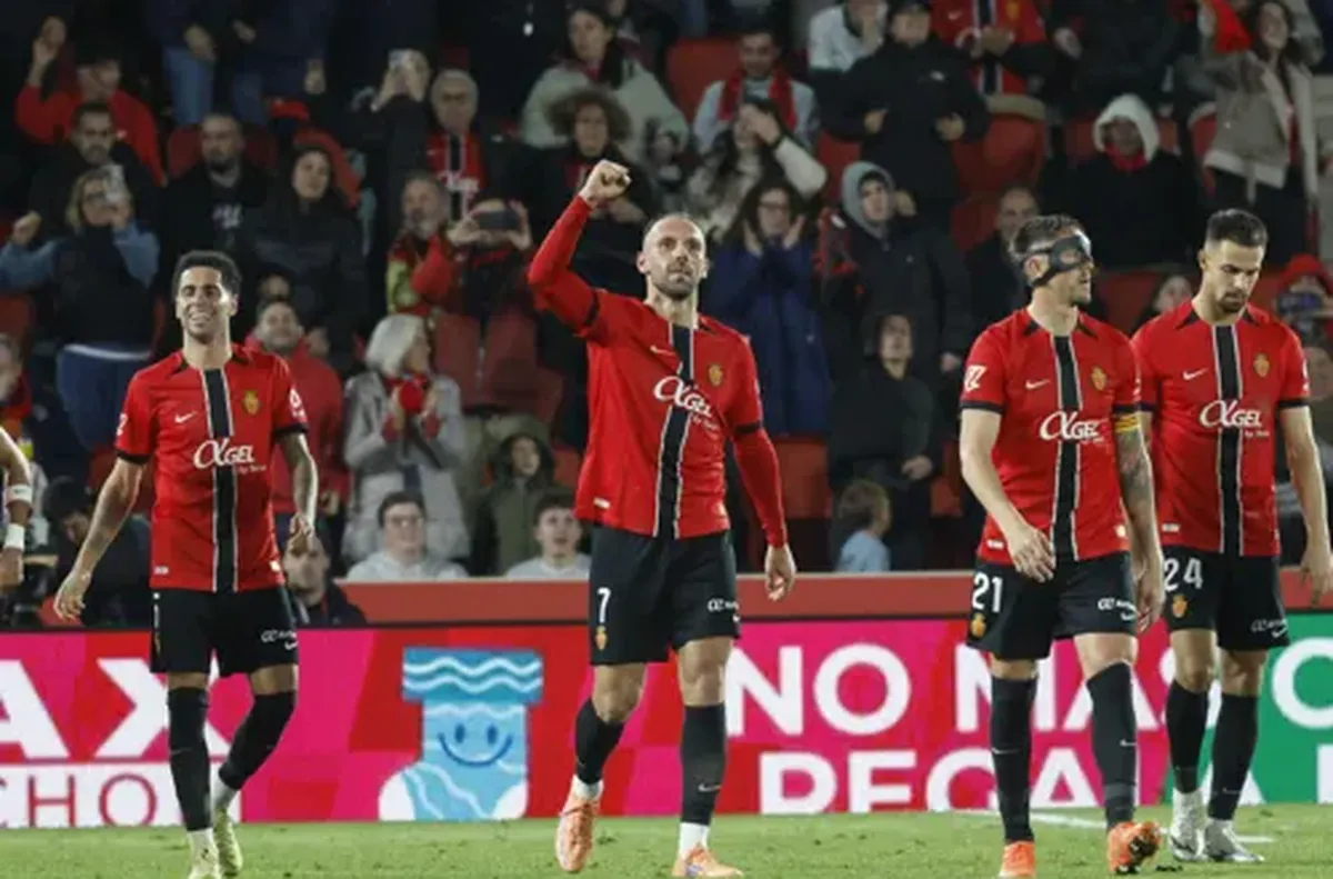 Вратар на Барселона коства мача на гостите Победа с 3