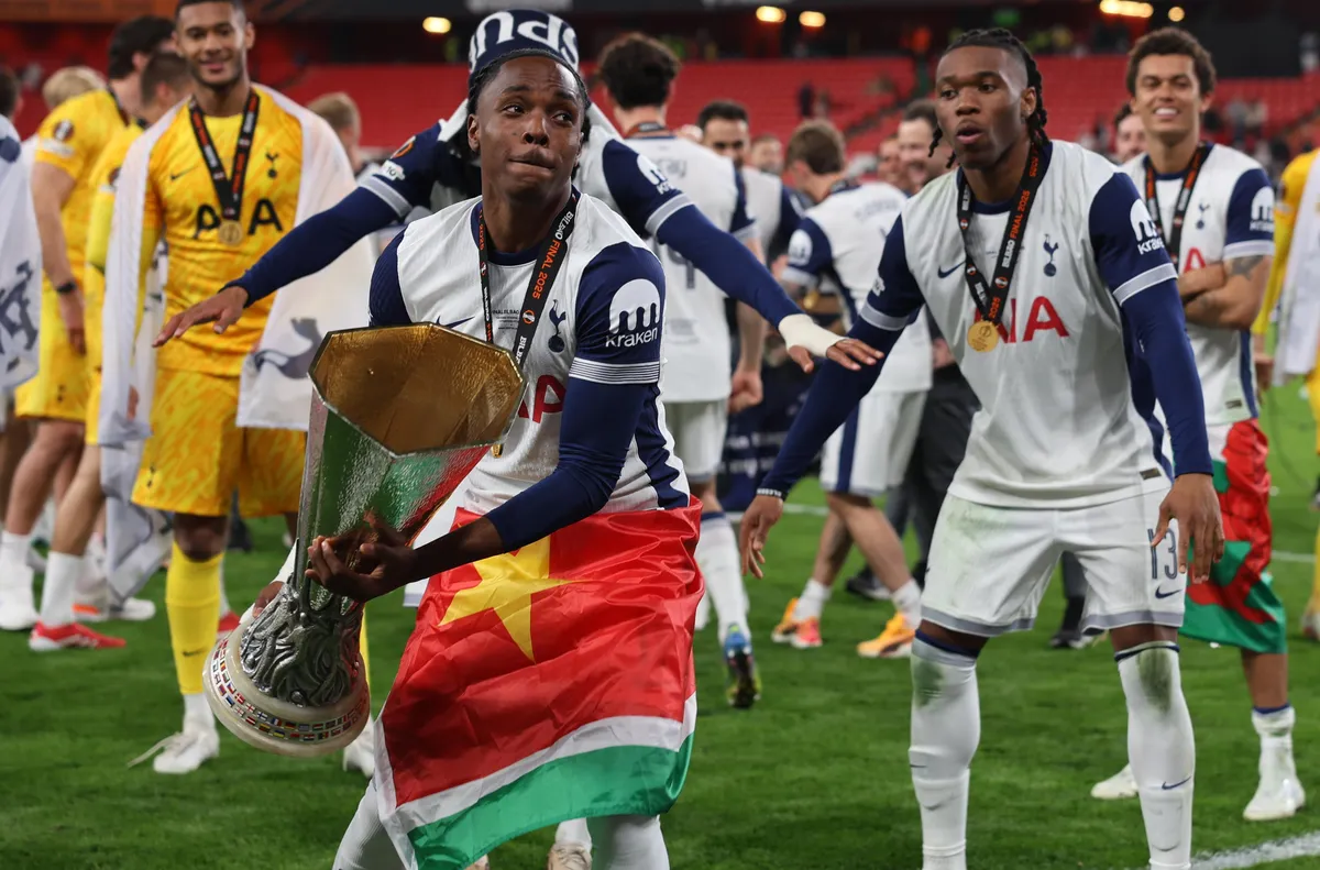 Тотнъм е твърдо решен да се раздели с полузащитника Ив