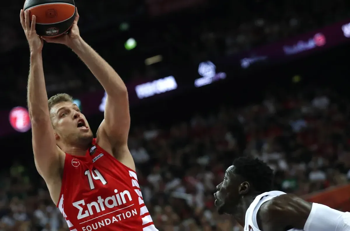 Българският национал Александър Везенков и гръцкият Олимпиакос допуснаха поражение от