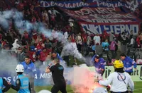 Безредици на финала за купата в Колумбия, спряха мача