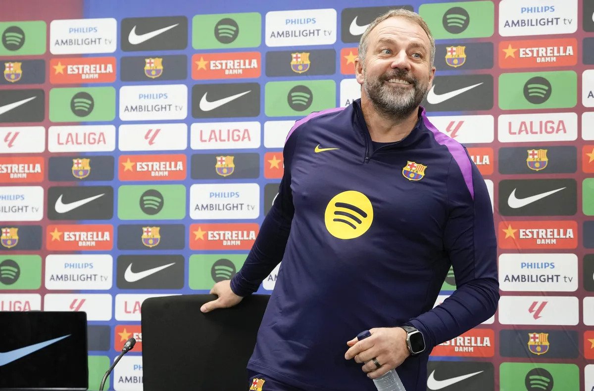 Барселона планира да продължи договора на старши треньора Ханзи Флик до