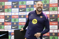  Барселона удължава договора на Ханзи Флик