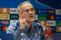 ПСЖ иска да подпише доживотен договор с Луис Енрике 