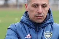 Работил в Арсенал и Уест Хем поема школата на Локо Сф