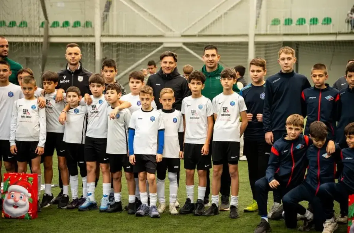 Елитните футболни съдии на град Пловдив зарадваха малките участници във