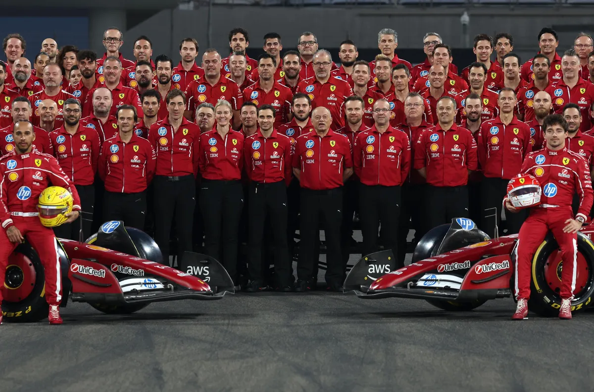 Пилотите на Ферари Люис Хамилтън и Шарл Льоклер се обърнаха