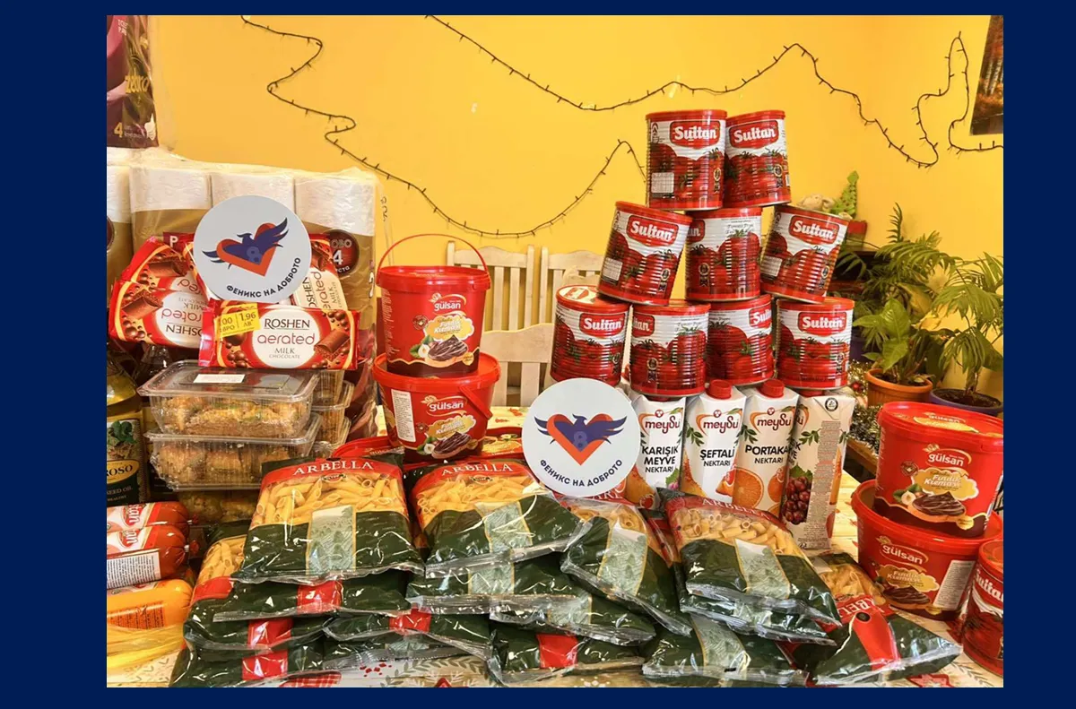 Дарението включва основни храни от първа необходимост подбрани така че