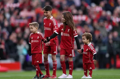 "Анфилд" потъна в сълзи, децата на Жота стъпиха на терена (СНИМКИ)