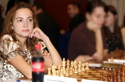 Антоанета Стефанова 15-а след осмия кръг на Световното по шах