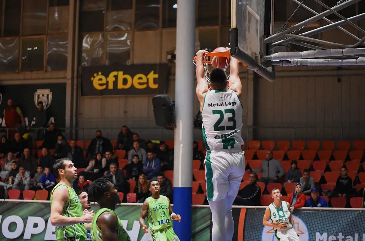 Майкъл Едуардс бе най резултатен в мача с 20 точки