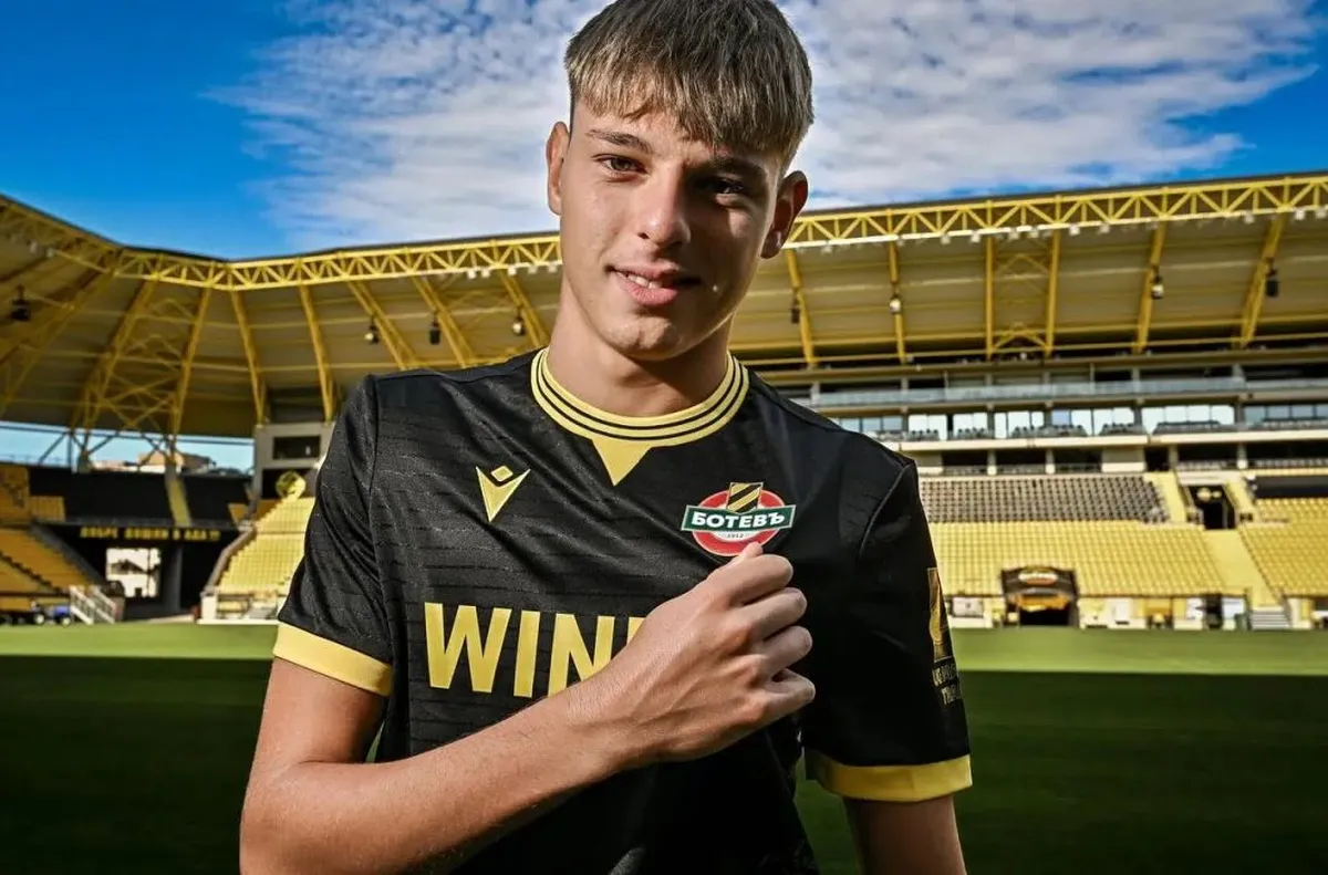 Младият атакуващ халф на Ботев Пловдив Самуил Цонов е попаднал