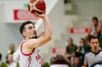 Борислав Младенов записа 21 точки при победа на Виена Баскет