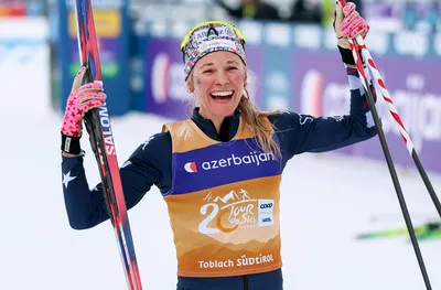 Джеси Дигинс триумфира в масовия старт на "Тур дьо ски"