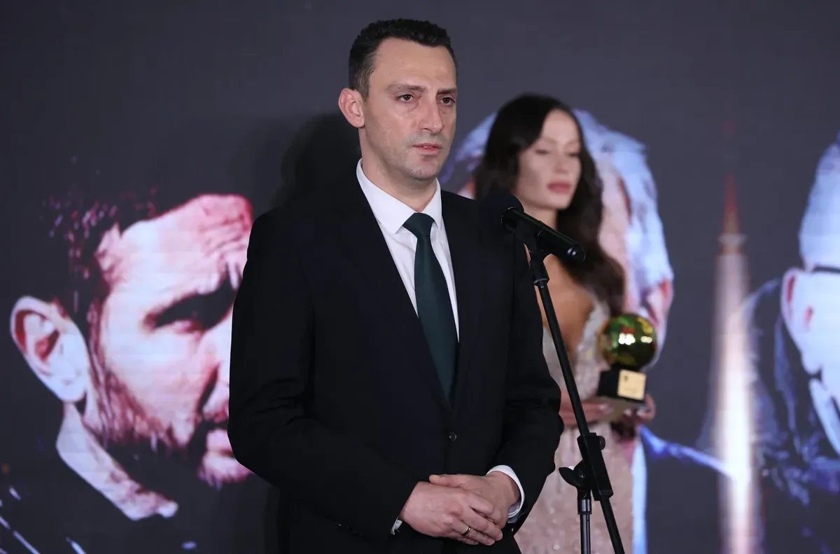Министър Пешев инспектира стоителството на зала в Троян