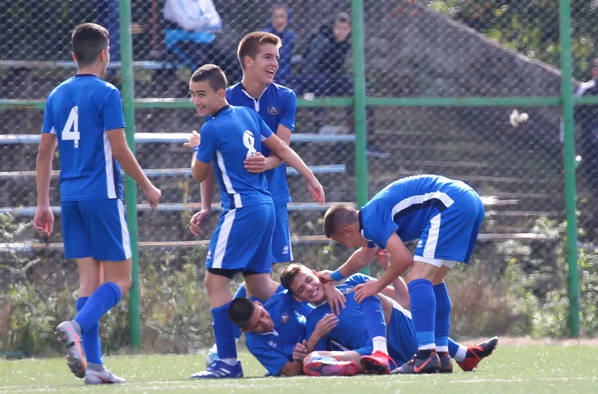 Левски спечели битката на върха при U15