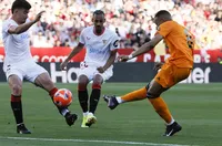 Реал Мадрид се помъчи срещу девет от Севиля за 2:0