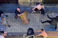 Здрав бой в Билбао между фенове на Тотнъм и Юнайтед (ВИДЕО)