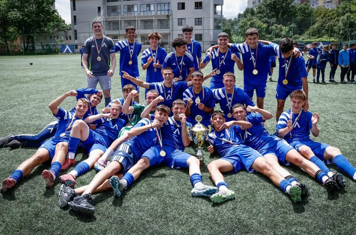 Сините удържаха първото място Септември с обрат Левски е шампион