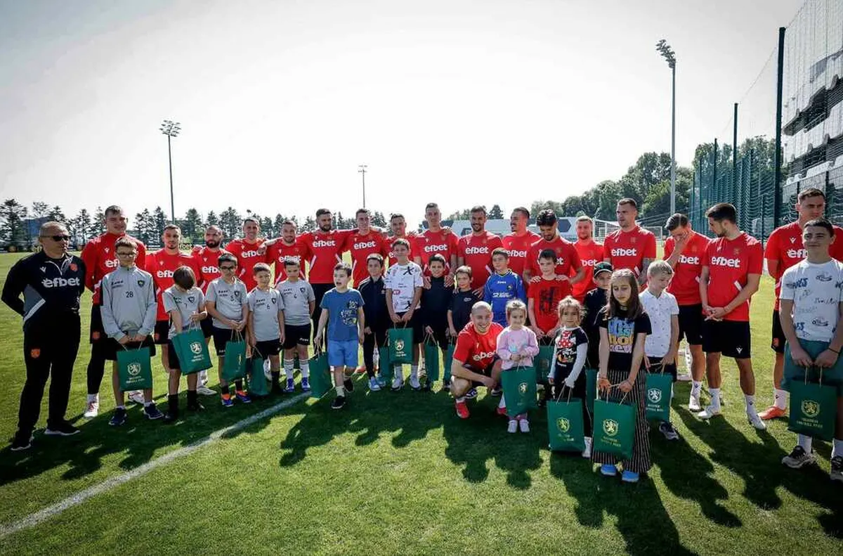 Футболните национали на спортен празник със специални деца