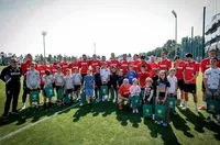 Футболните национали на спортен празник със специални деца