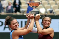 Олимпийските шампионки от Париж вдигнаха купата от Ролан Гарос