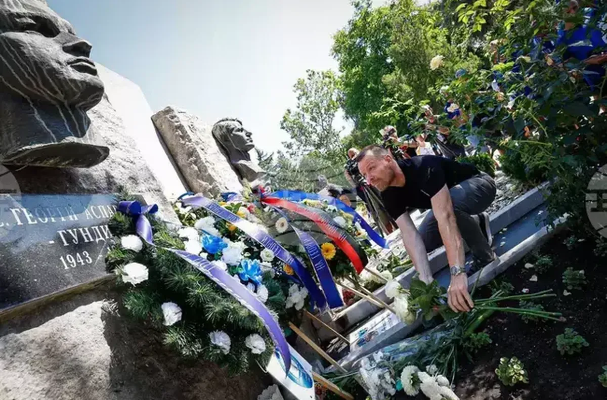 От Левски поднесоха цветя пред паметните плочи на Георги Аспарухов и Никола Котков