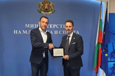 Министър Пешев получи награда за реализацията на турнира „Санторелли Къп“