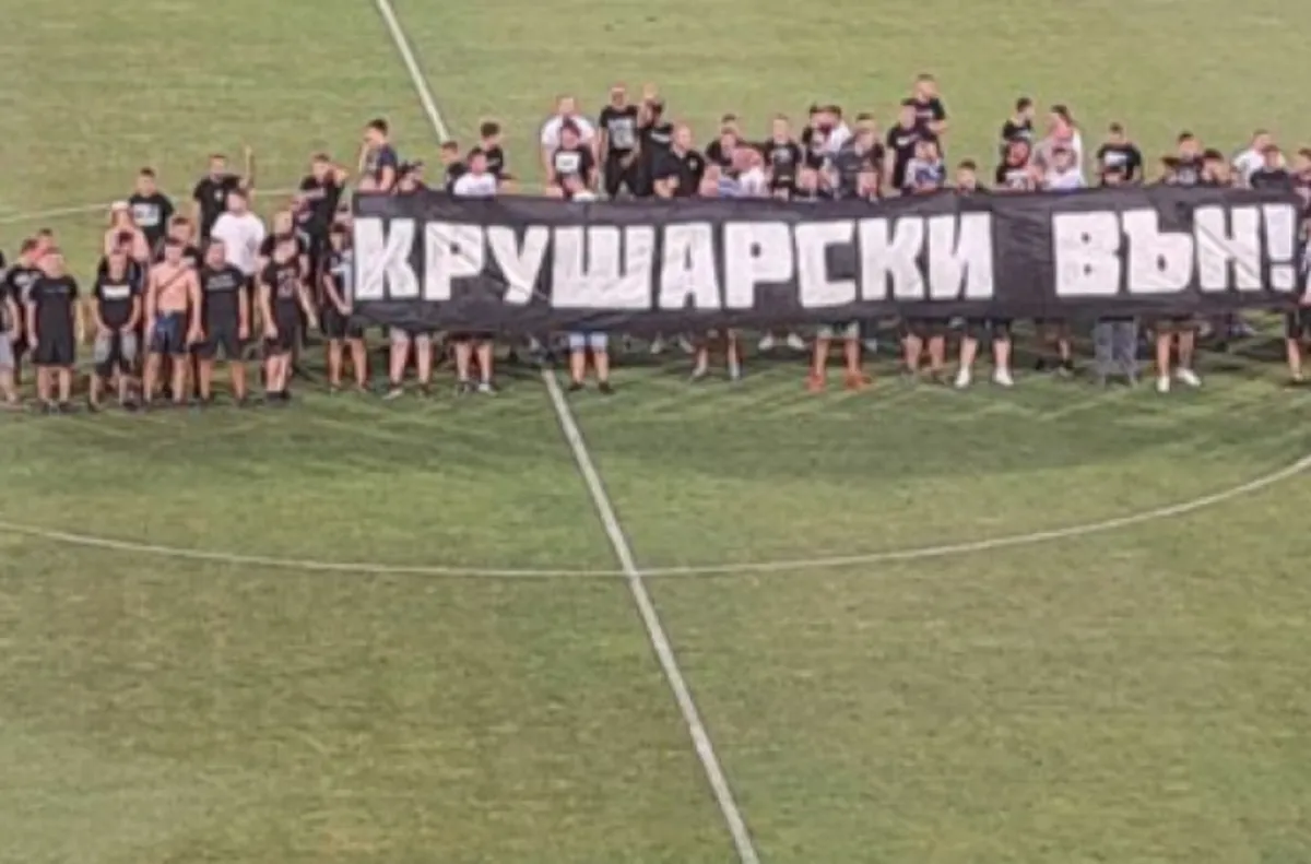 Феновете на Локо (Пд): Крушарски да си тръгне веднага!