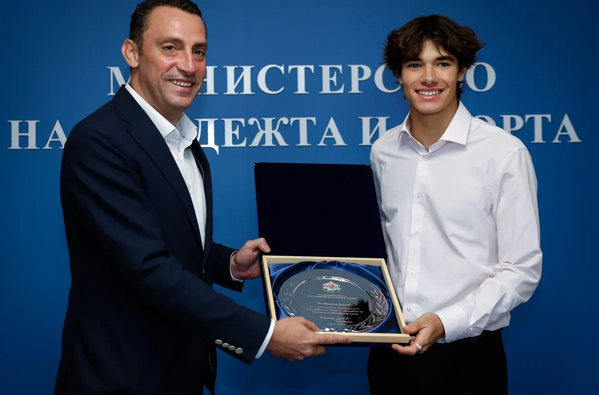 Министър Пешев награди пилота Никола Цолов