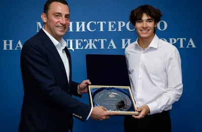 Министър Пешев награди пилота Никола Цолов
