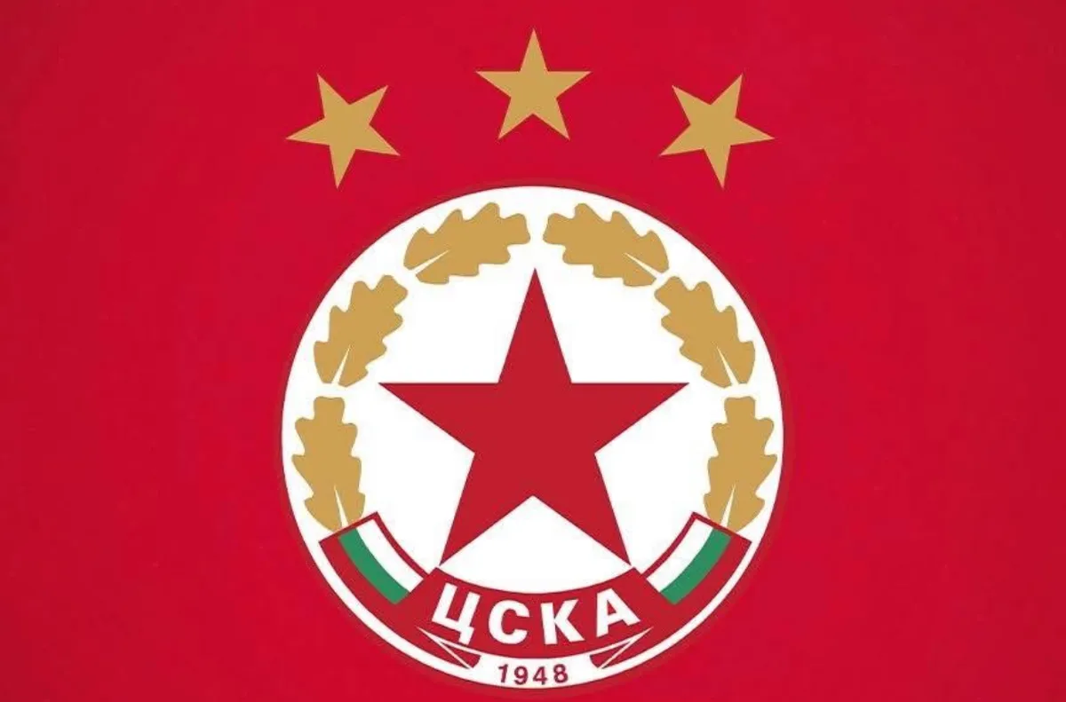 ЦСКА подкрепи критикуван от феновете директор
